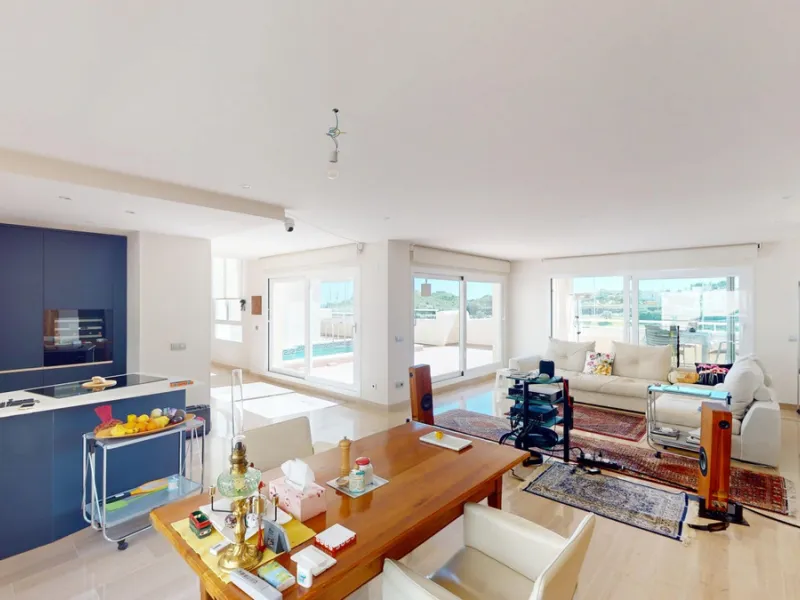 This contemporary penthouse in Mijas, Málaga, offers a harmonious blend of comfort and style. It is located directly on a golf course and offers an impressive view of the sea, so you can enjoy both the tranquillity of the green and the panorama of the coa