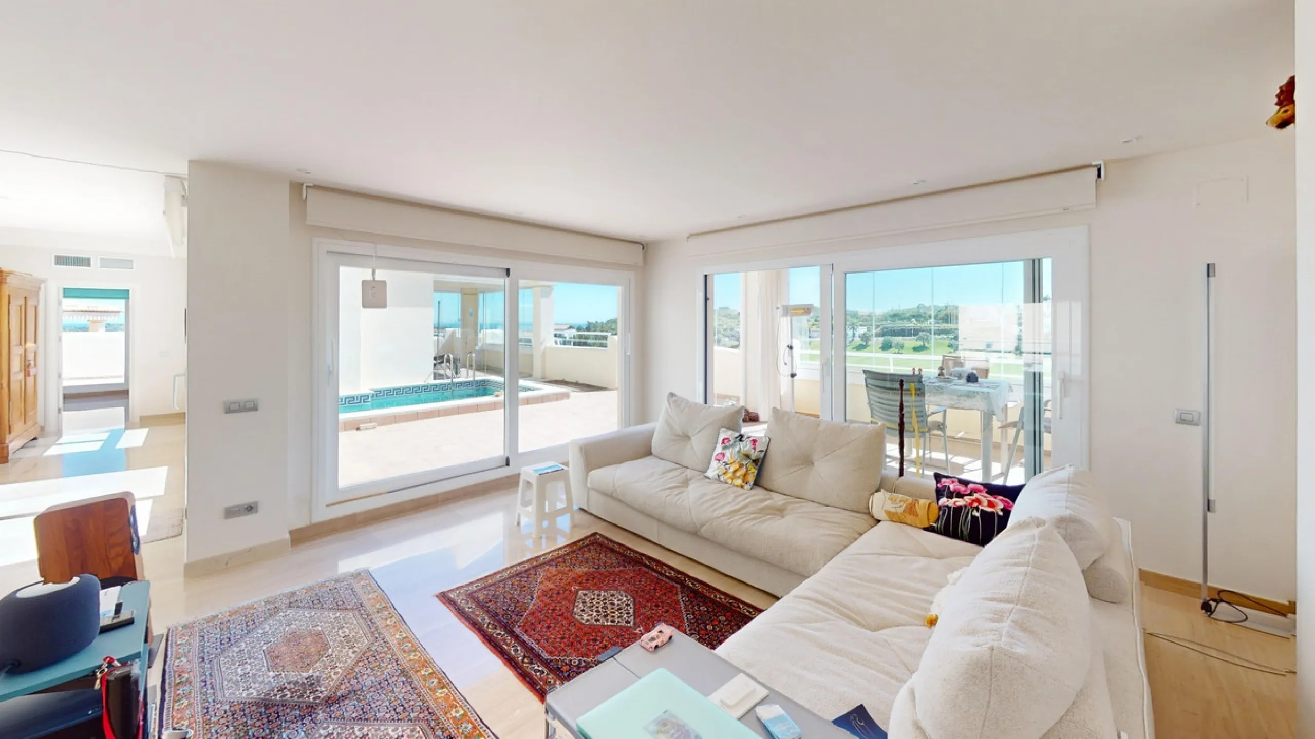 This contemporary penthouse in Mijas, Málaga, offers a harmonious blend of comfort and style. It is located directly on a golf course and offers an impressive view of the sea, so you can enjoy both the tranquillity of the green and the panorama of the coa