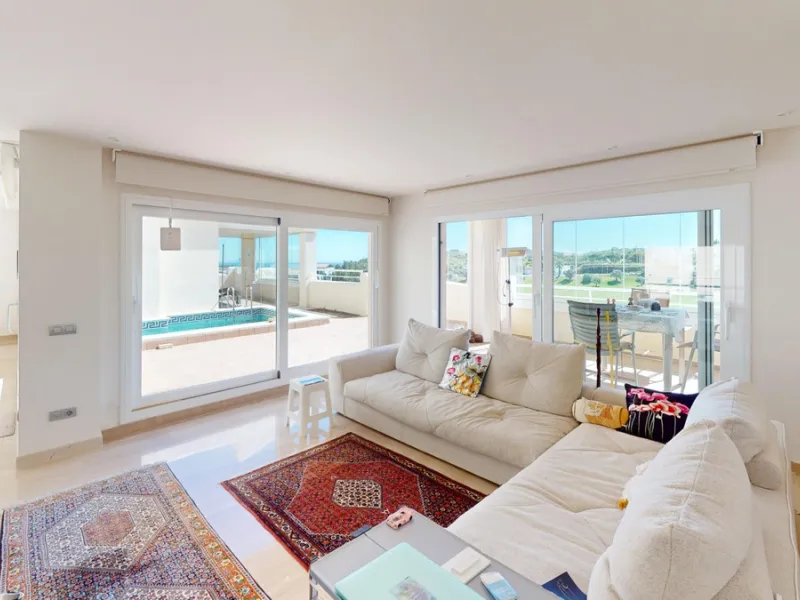 This contemporary penthouse in Mijas, Málaga, offers a harmonious blend of comfort and style. It is located directly on a golf course and offers an impressive view of the sea, so you can enjoy both the tranquillity of the green and the panorama of the coa