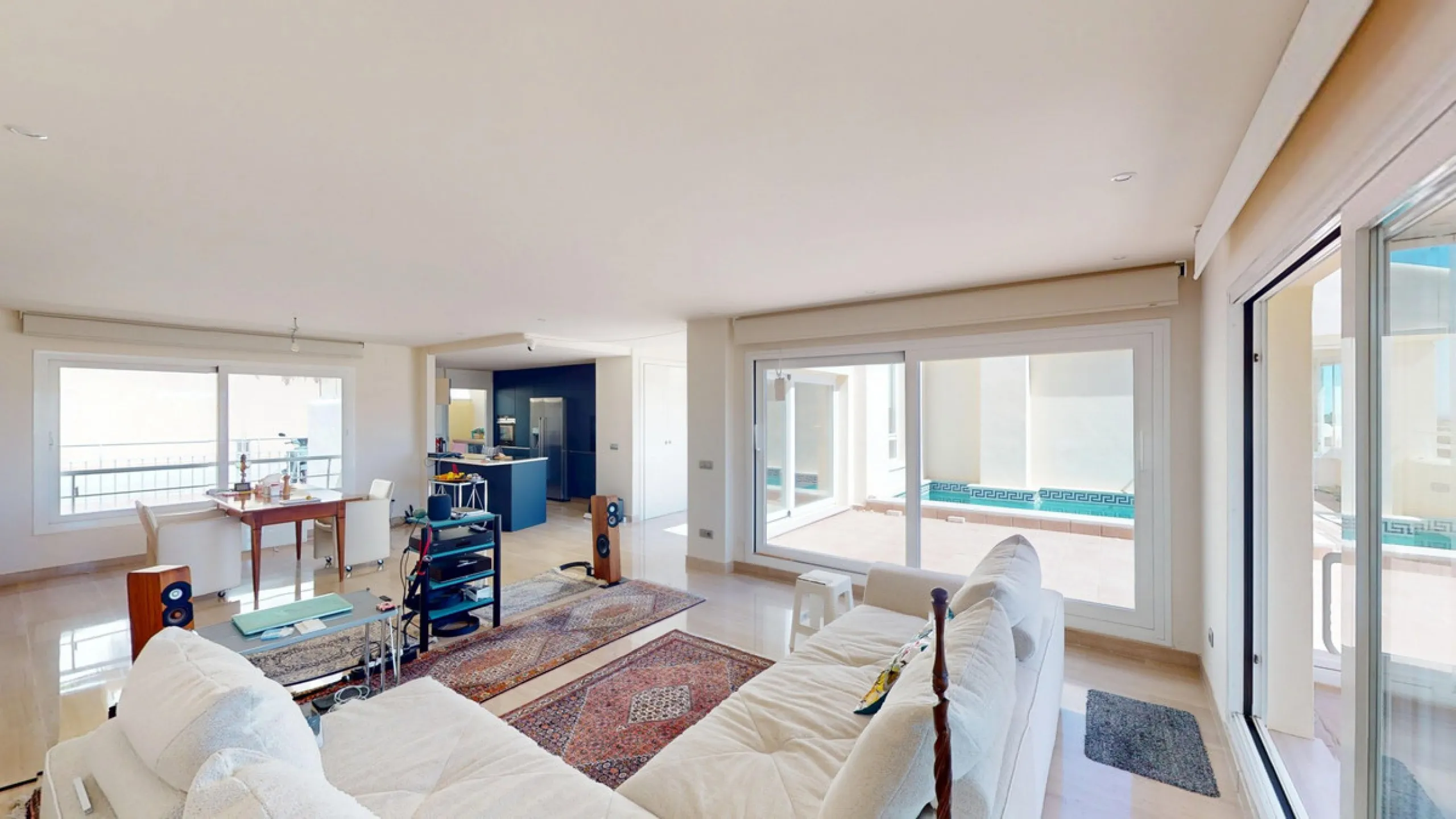 This contemporary penthouse in Mijas, Málaga, offers a harmonious blend of comfort and style. It is located directly on a golf course and offers an impressive view of the sea, so you can enjoy both the tranquillity of the green and the panorama of the coa