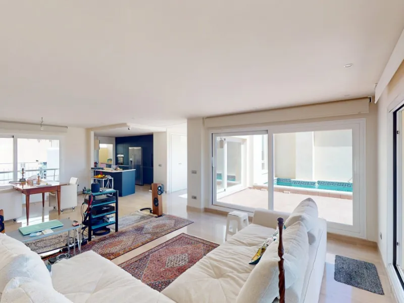 This contemporary penthouse in Mijas, Málaga, offers a harmonious blend of comfort and style. It is located directly on a golf course and offers an impressive view of the sea, so you can enjoy both the tranquillity of the green and the panorama of the coa