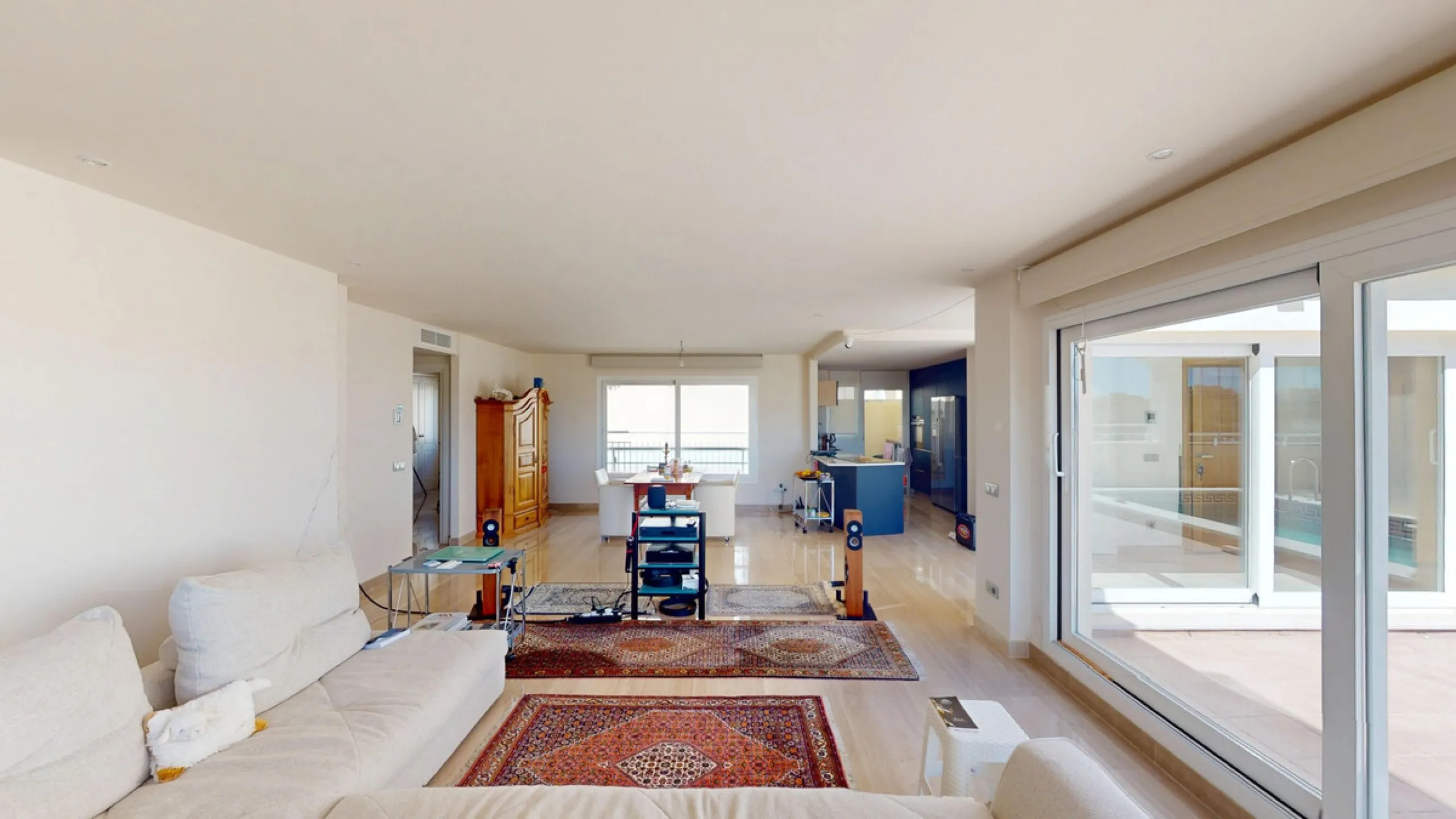 This contemporary penthouse in Mijas, Málaga, offers a harmonious blend of comfort and style. It is located directly on a golf course and offers an impressive view of the sea, so you can enjoy both the tranquillity of the green and the panorama of the coa