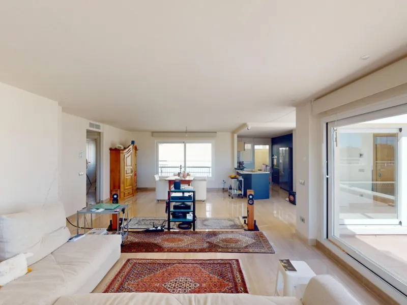 This contemporary penthouse in Mijas, Málaga, offers a harmonious blend of comfort and style. It is located directly on a golf course and offers an impressive view of the sea, so you can enjoy both the tranquillity of the green and the panorama of the coa