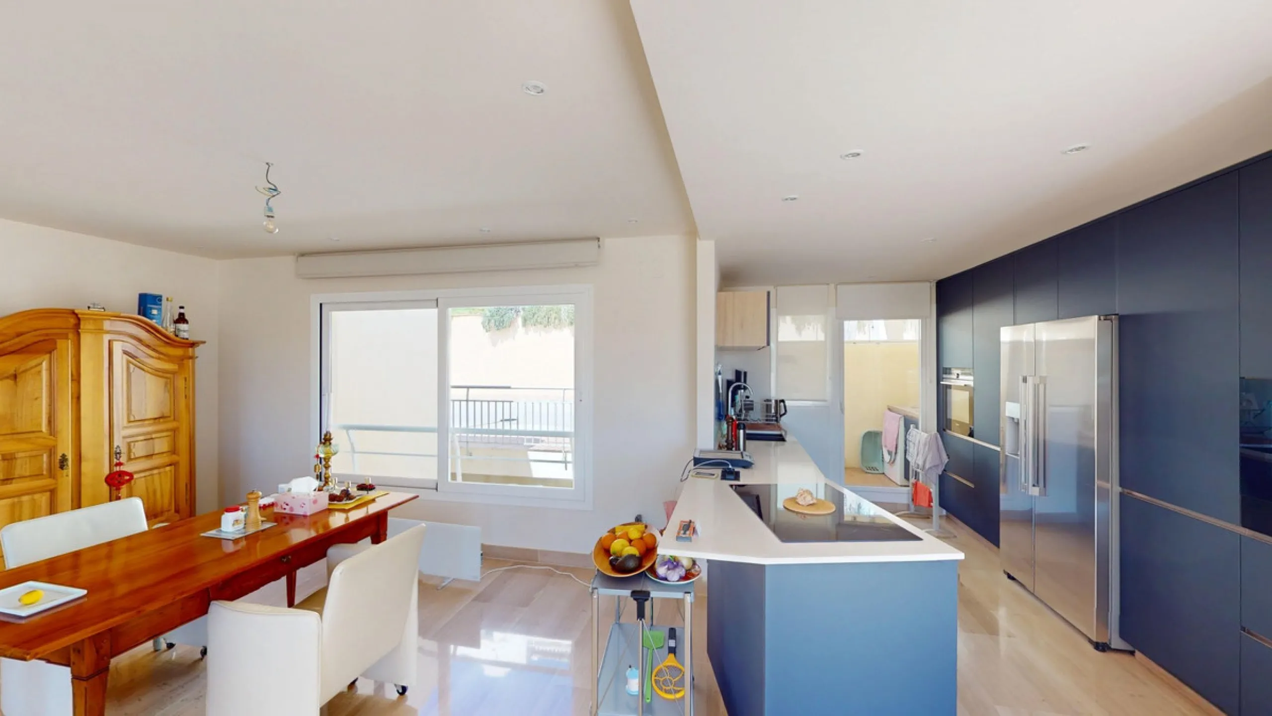 This contemporary penthouse in Mijas, Málaga, offers a harmonious blend of comfort and style. It is located directly on a golf course and offers an impressive view of the sea, so you can enjoy both the tranquillity of the green and the panorama of the coa