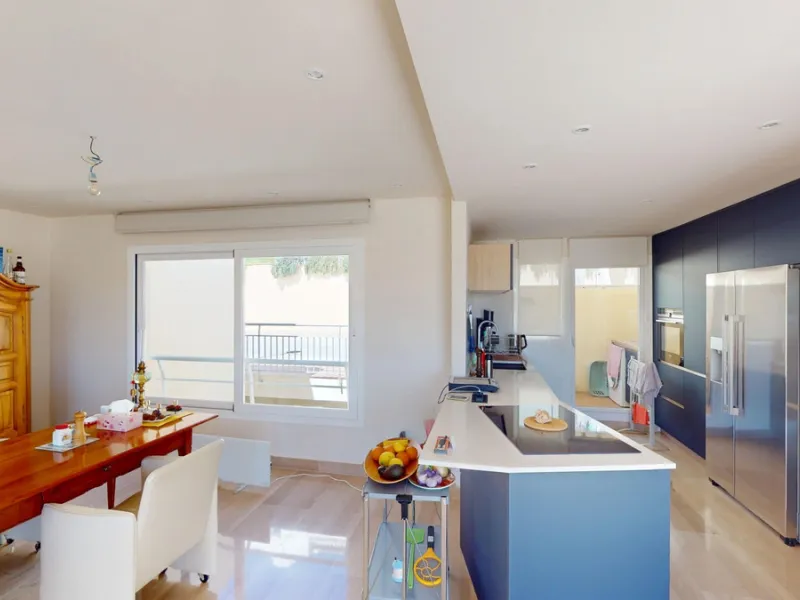 This contemporary penthouse in Mijas, Málaga, offers a harmonious blend of comfort and style. It is located directly on a golf course and offers an impressive view of the sea, so you can enjoy both the tranquillity of the green and the panorama of the coa