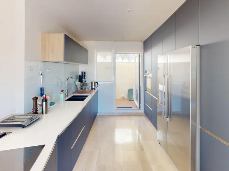 This contemporary penthouse in Mijas, Málaga, offers a harmonious blend of comfort and style. It is located directly on a golf course and offers an impressive view of the sea, so you can enjoy both the tranquillity of the green and the panorama of the coa