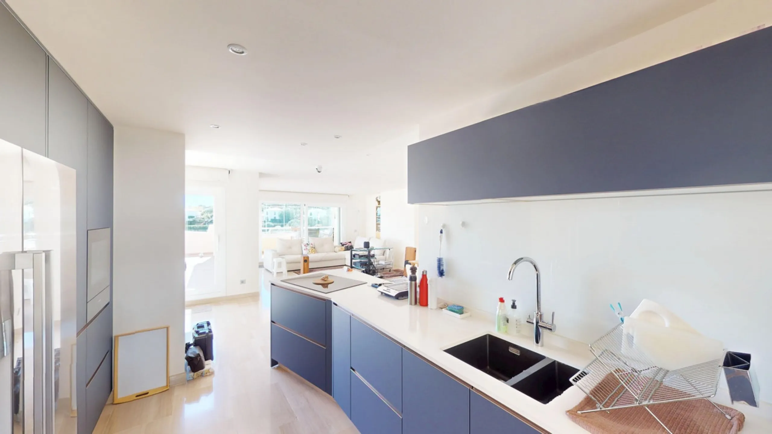 This contemporary penthouse in Mijas, Málaga, offers a harmonious blend of comfort and style. It is located directly on a golf course and offers an impressive view of the sea, so you can enjoy both the tranquillity of the green and the panorama of the coa