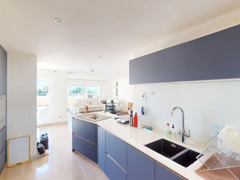 This contemporary penthouse in Mijas, Málaga, offers a harmonious blend of comfort and style. It is located directly on a golf course and offers an impressive view of the sea, so you can enjoy both the tranquillity of the green and the panorama of the coa