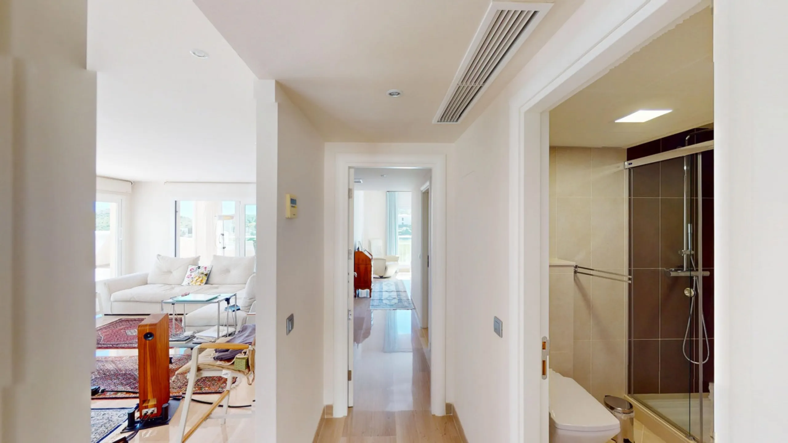 This contemporary penthouse in Mijas, Málaga, offers a harmonious blend of comfort and style. It is located directly on a golf course and offers an impressive view of the sea, so you can enjoy both the tranquillity of the green and the panorama of the coa