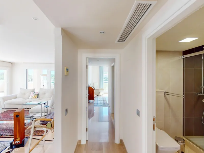 This contemporary penthouse in Mijas, Málaga, offers a harmonious blend of comfort and style. It is located directly on a golf course and offers an impressive view of the sea, so you can enjoy both the tranquillity of the green and the panorama of the coa