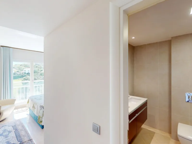 This contemporary penthouse in Mijas, Málaga, offers a harmonious blend of comfort and style. It is located directly on a golf course and offers an impressive view of the sea, so you can enjoy both the tranquillity of the green and the panorama of the coa