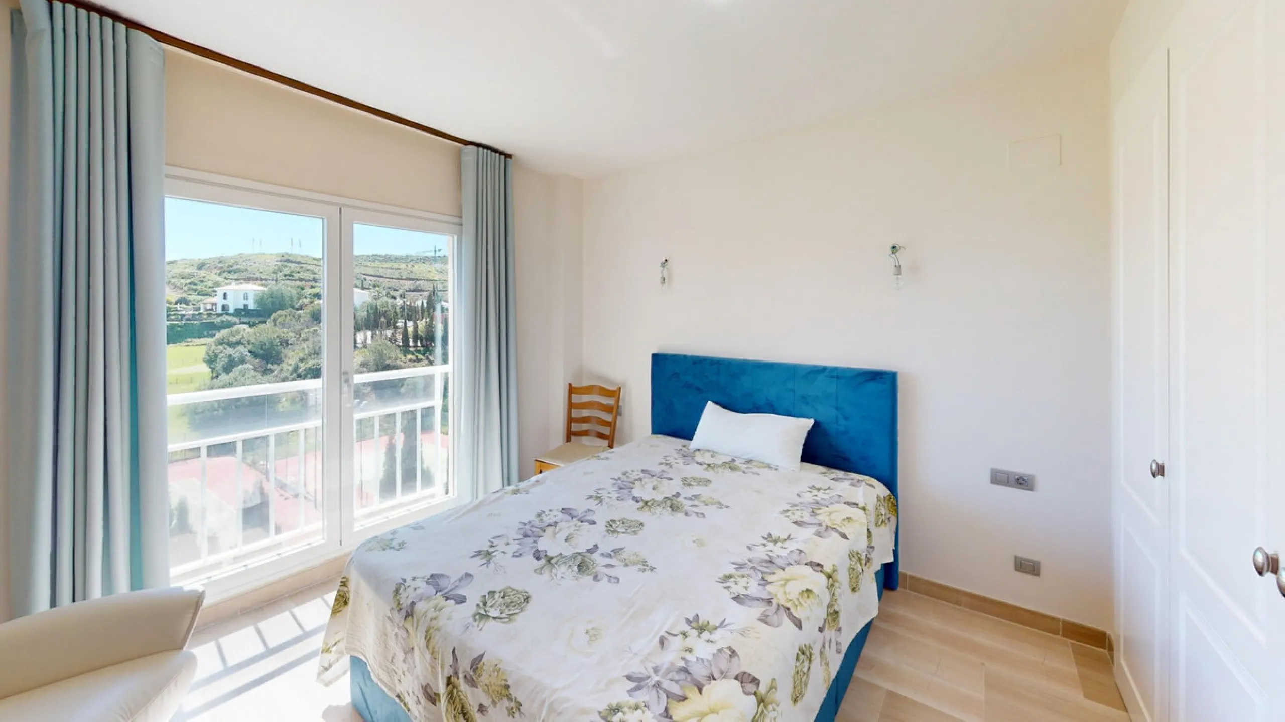This contemporary penthouse in Mijas, Málaga, offers a harmonious blend of comfort and style. It is located directly on a golf course and offers an impressive view of the sea, so you can enjoy both the tranquillity of the green and the panorama of the coa