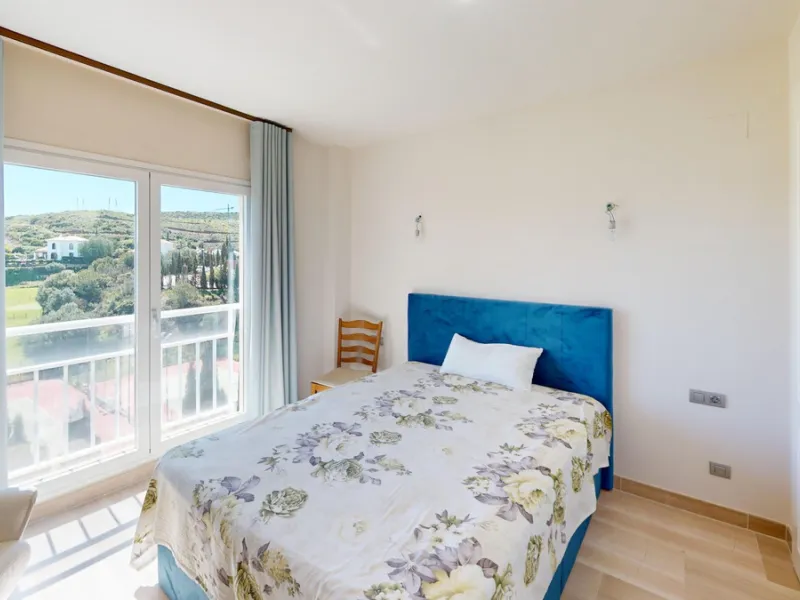 This contemporary penthouse in Mijas, Málaga, offers a harmonious blend of comfort and style. It is located directly on a golf course and offers an impressive view of the sea, so you can enjoy both the tranquillity of the green and the panorama of the coa