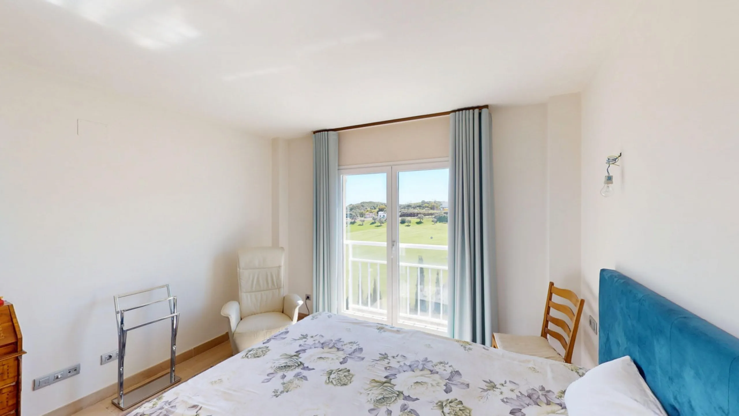 This contemporary penthouse in Mijas, Málaga, offers a harmonious blend of comfort and style. It is located directly on a golf course and offers an impressive view of the sea, so you can enjoy both the tranquillity of the green and the panorama of the coa