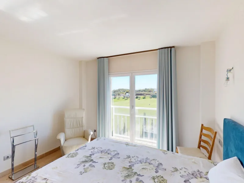 This contemporary penthouse in Mijas, Málaga, offers a harmonious blend of comfort and style. It is located directly on a golf course and offers an impressive view of the sea, so you can enjoy both the tranquillity of the green and the panorama of the coa
