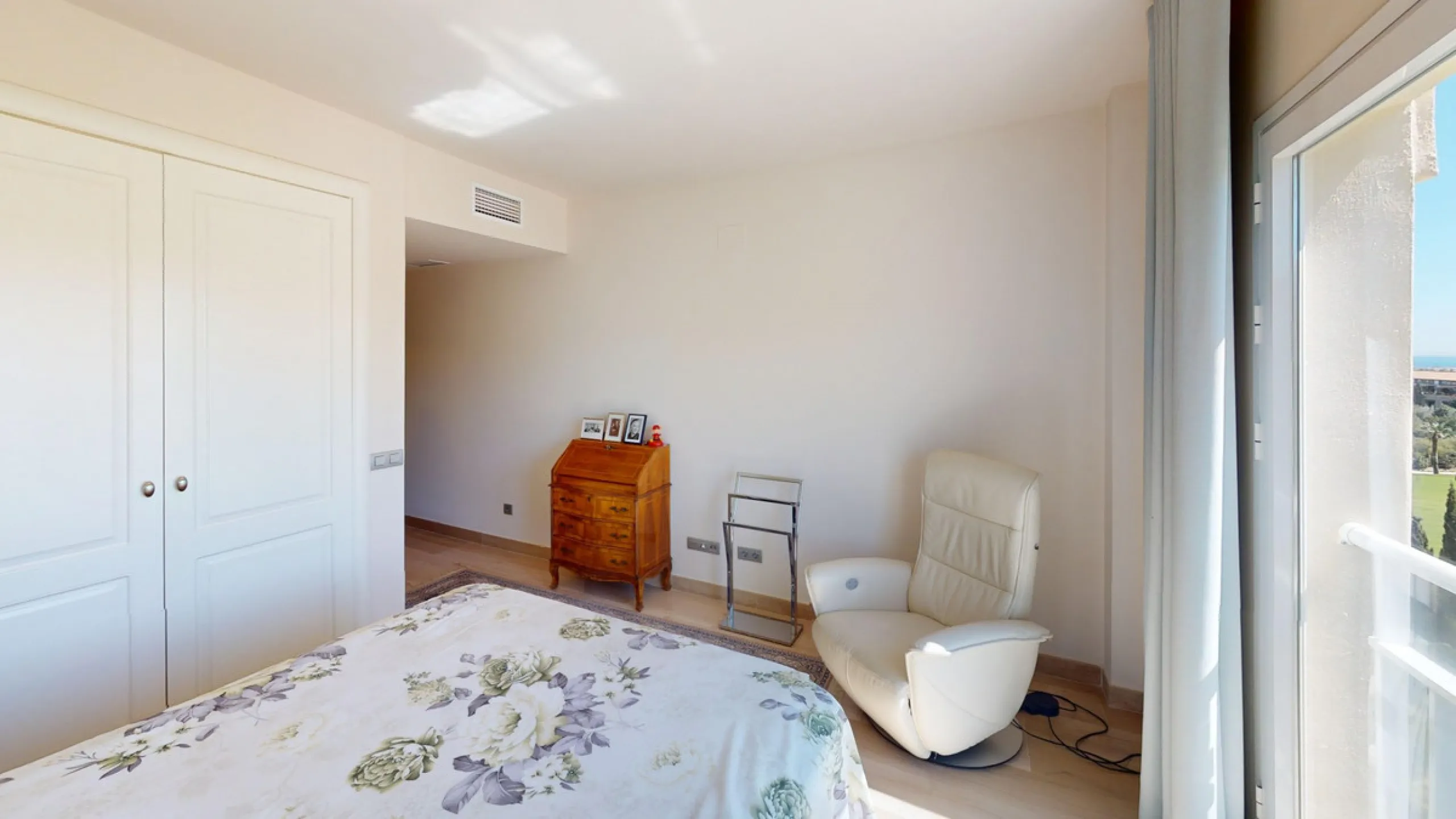 This contemporary penthouse in Mijas, Málaga, offers a harmonious blend of comfort and style. It is located directly on a golf course and offers an impressive view of the sea, so you can enjoy both the tranquillity of the green and the panorama of the coa
