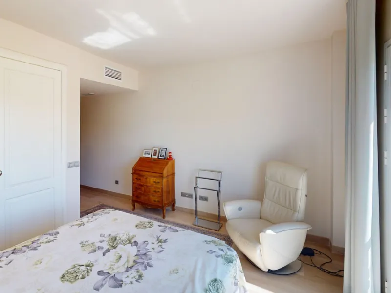 This contemporary penthouse in Mijas, Málaga, offers a harmonious blend of comfort and style. It is located directly on a golf course and offers an impressive view of the sea, so you can enjoy both the tranquillity of the green and the panorama of the coa