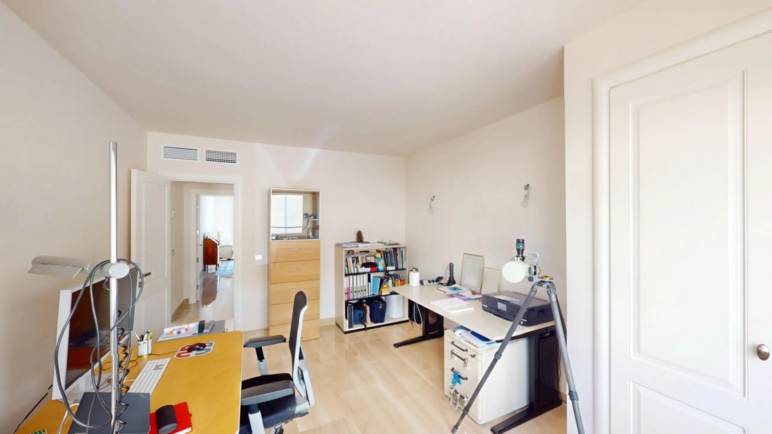 This contemporary penthouse in Mijas, Málaga, offers a harmonious blend of comfort and style. It is located directly on a golf course and offers an impressive view of the sea, so you can enjoy both the tranquillity of the green and the panorama of the coa