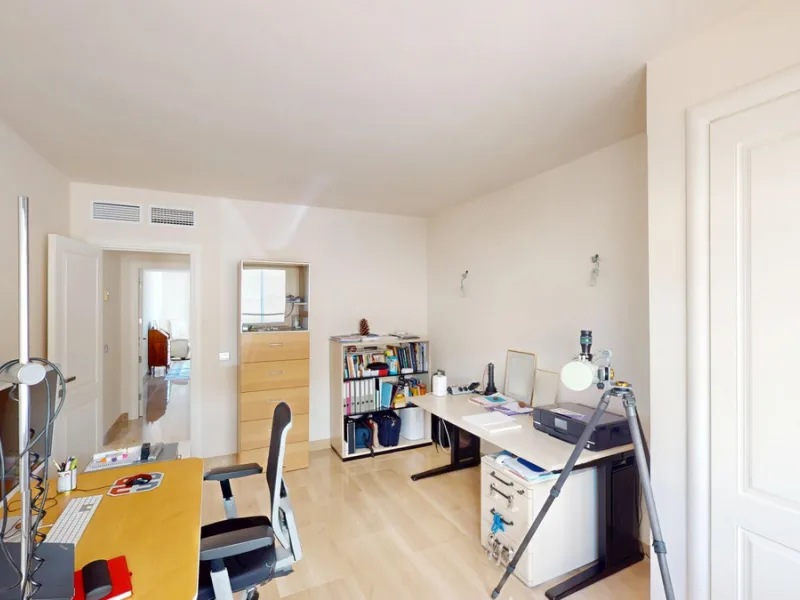 This contemporary penthouse in Mijas, Málaga, offers a harmonious blend of comfort and style. It is located directly on a golf course and offers an impressive view of the sea, so you can enjoy both the tranquillity of the green and the panorama of the coa