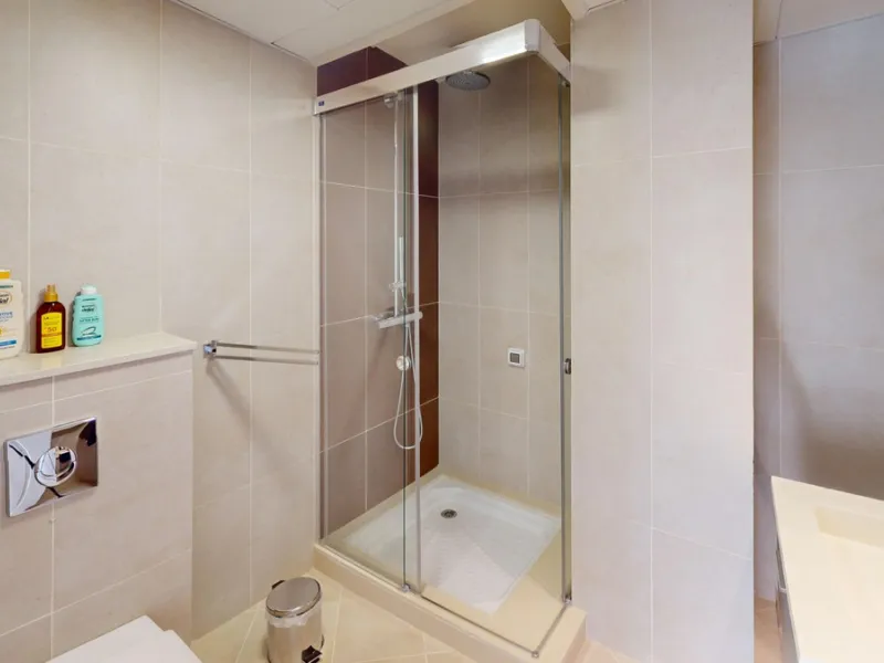 This contemporary penthouse in Mijas, Málaga, offers a harmonious blend of comfort and style. It is located directly on a golf course and offers an impressive view of the sea, so you can enjoy both the tranquillity of the green and the panorama of the coa