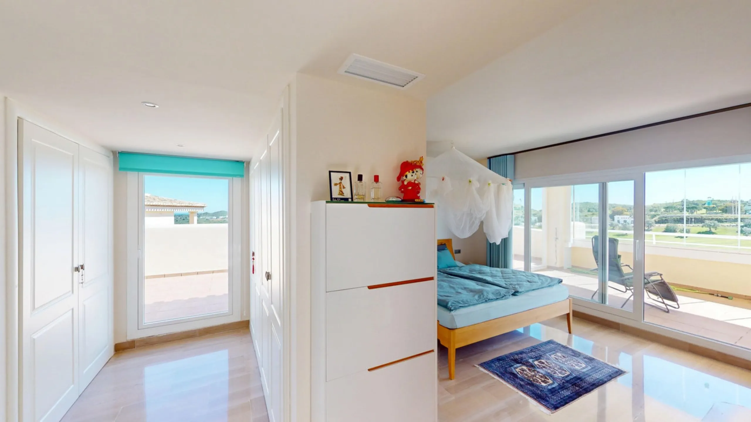 This contemporary penthouse in Mijas, Málaga, offers a harmonious blend of comfort and style. It is located directly on a golf course and offers an impressive view of the sea, so you can enjoy both the tranquillity of the green and the panorama of the coa