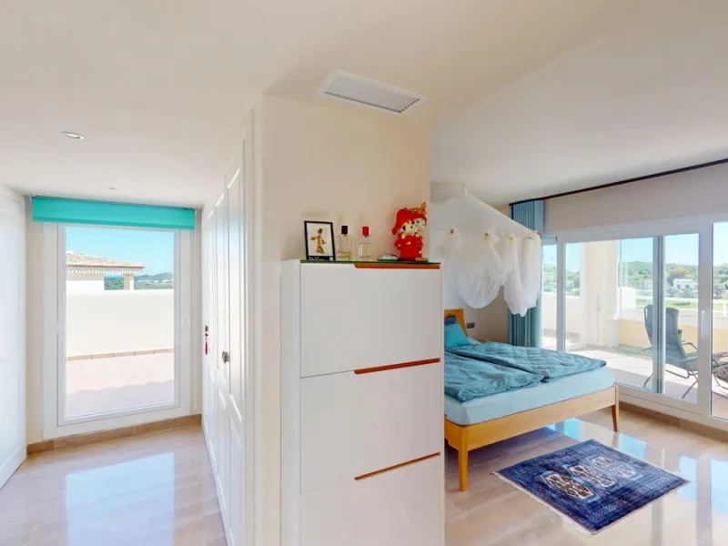 This contemporary penthouse in Mijas, Málaga, offers a harmonious blend of comfort and style. It is located directly on a golf course and offers an impressive view of the sea, so you can enjoy both the tranquillity of the green and the panorama of the coa