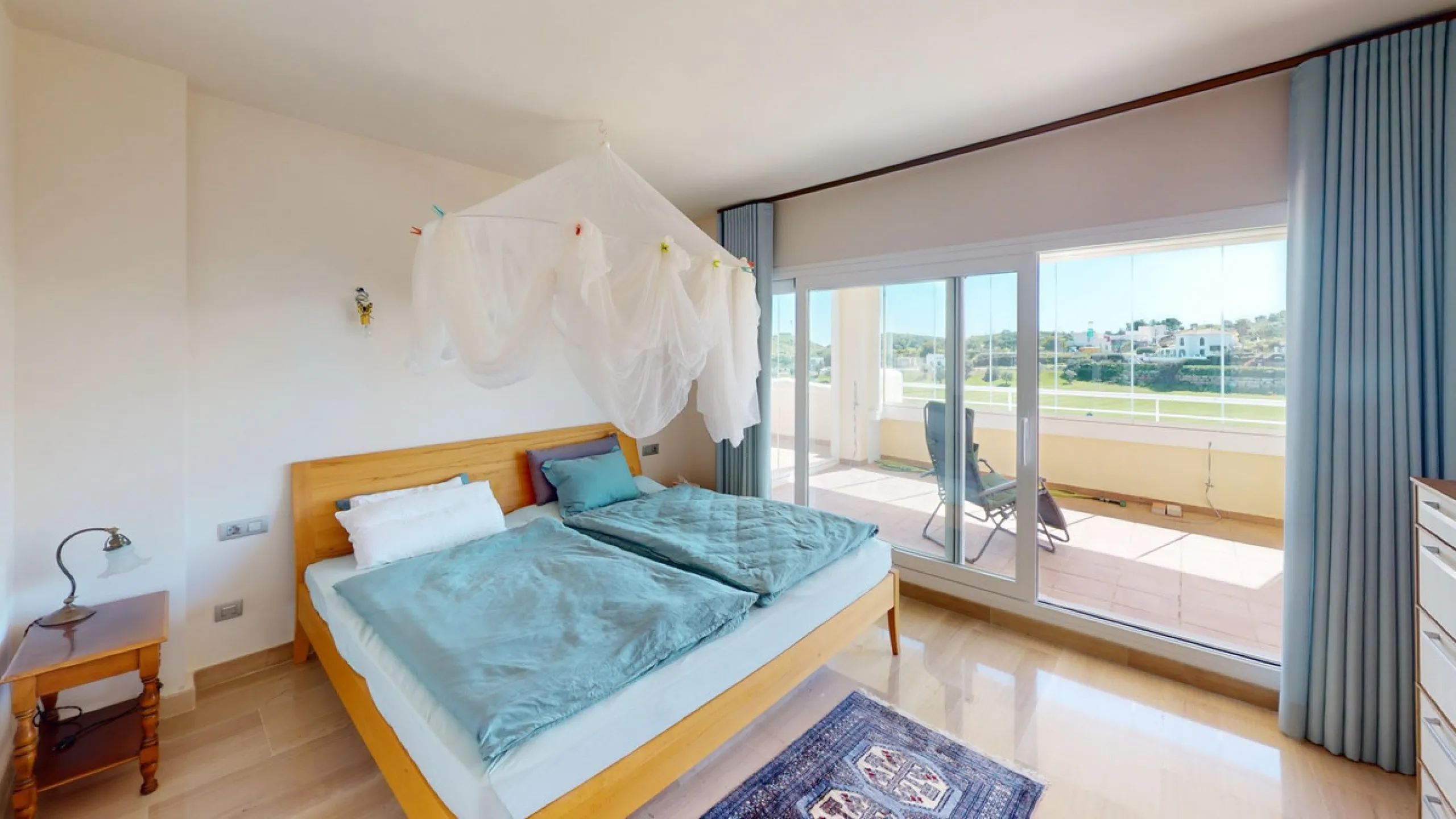 This contemporary penthouse in Mijas, Málaga, offers a harmonious blend of comfort and style. It is located directly on a golf course and offers an impressive view of the sea, so you can enjoy both the tranquillity of the green and the panorama of the coa