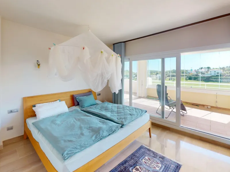 This contemporary penthouse in Mijas, Málaga, offers a harmonious blend of comfort and style. It is located directly on a golf course and offers an impressive view of the sea, so you can enjoy both the tranquillity of the green and the panorama of the coa