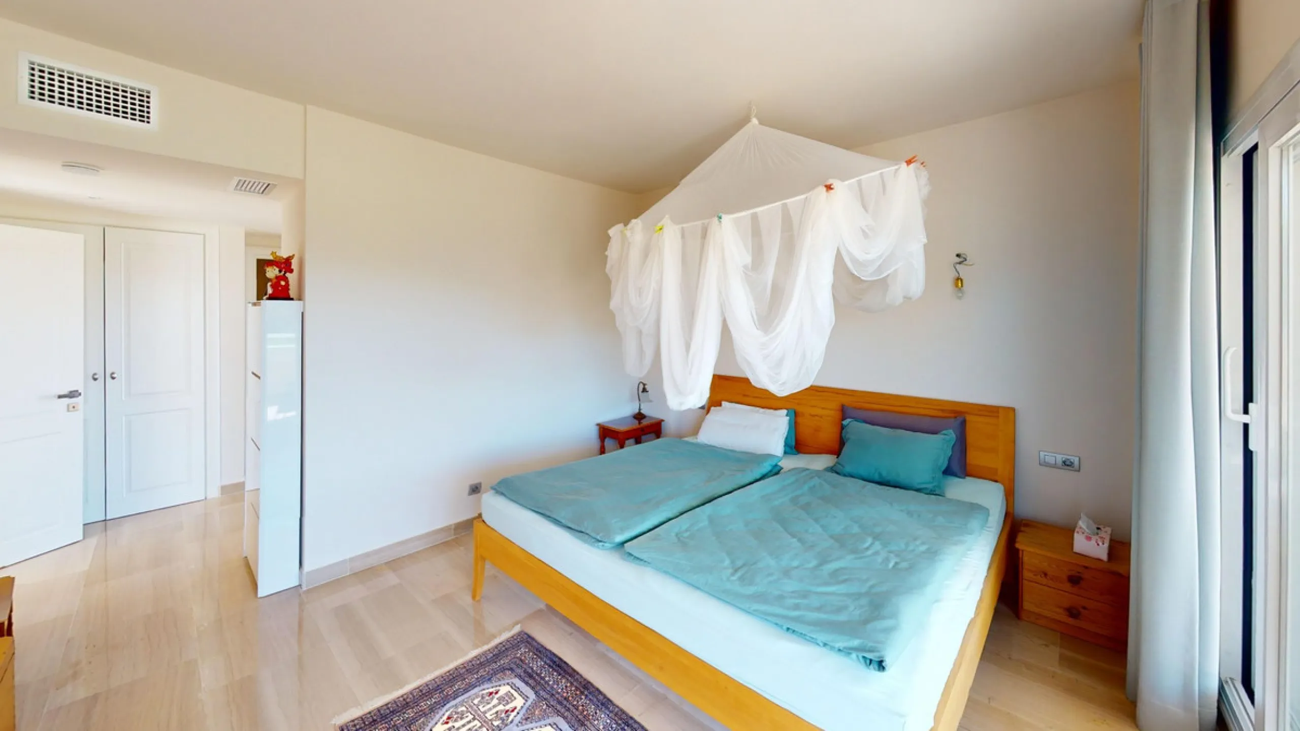 This contemporary penthouse in Mijas, Málaga, offers a harmonious blend of comfort and style. It is located directly on a golf course and offers an impressive view of the sea, so you can enjoy both the tranquillity of the green and the panorama of the coa