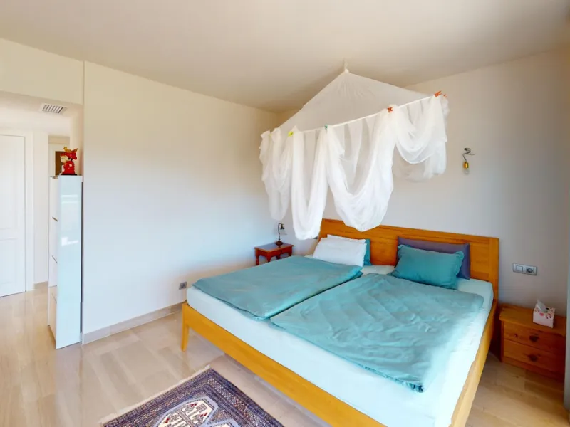 This contemporary penthouse in Mijas, Málaga, offers a harmonious blend of comfort and style. It is located directly on a golf course and offers an impressive view of the sea, so you can enjoy both the tranquillity of the green and the panorama of the coa