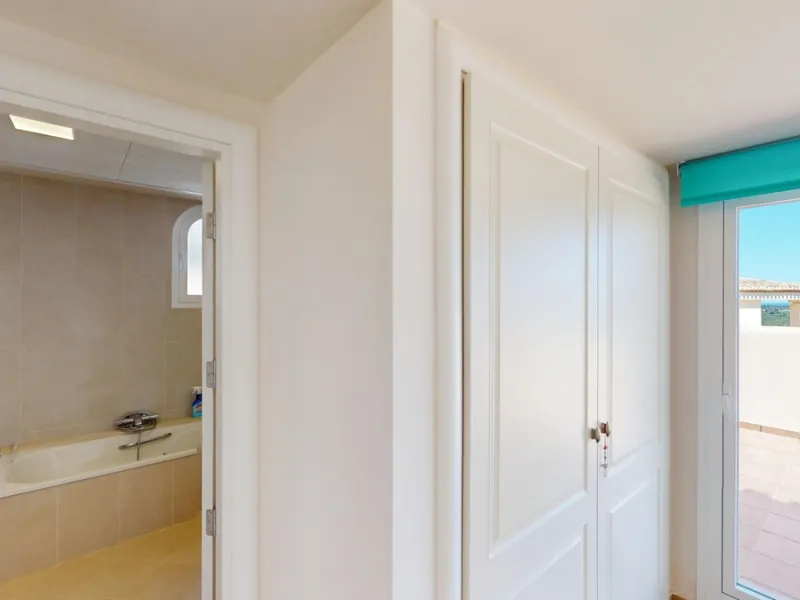 This contemporary penthouse in Mijas, Málaga, offers a harmonious blend of comfort and style. It is located directly on a golf course and offers an impressive view of the sea, so you can enjoy both the tranquillity of the green and the panorama of the coa
