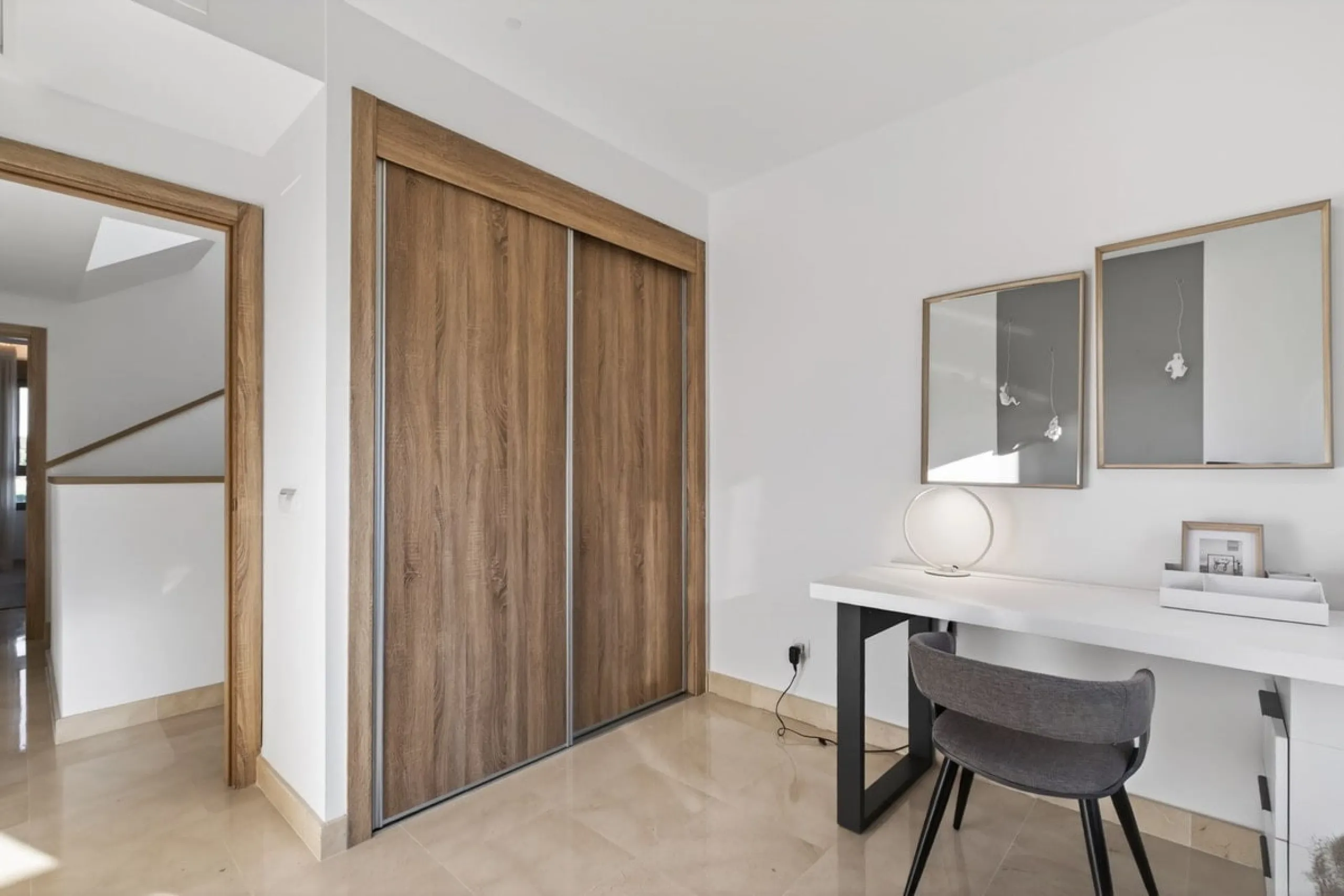 Dieses stilvolle Reihenhaus vereint Wohnraum, Natürlichkeit und modernes Design zu einem komfortablen Zuhause – ideal für den dauerhaften Wohnsitz oder als Ferienwohnung. Marmorböden und ein warmes, zeitgenössisches Ambiente zeichnen es aus