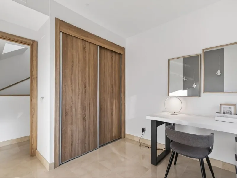 Dieses stilvolle Reihenhaus vereint Wohnraum, Natürlichkeit und modernes Design zu einem komfortablen Zuhause – ideal für den dauerhaften Wohnsitz oder als Ferienwohnung. Marmorböden und ein warmes, zeitgenössisches Ambiente zeichnen es aus