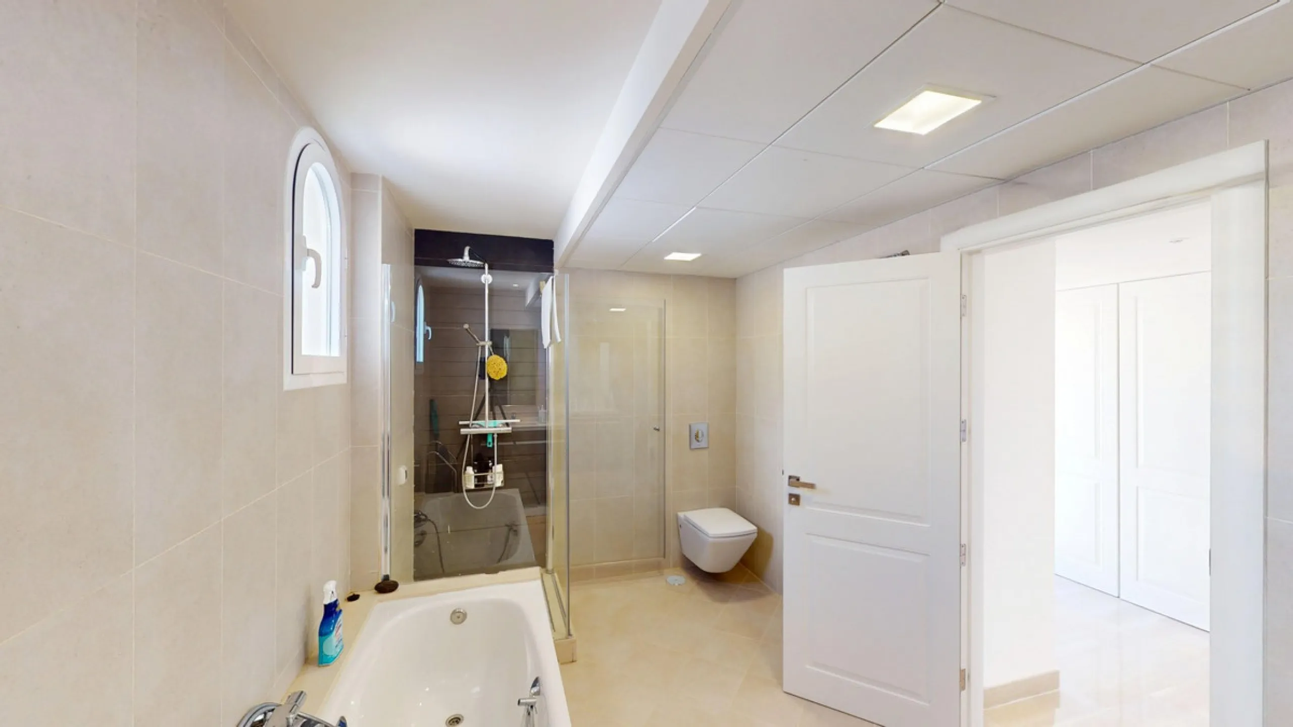 This contemporary penthouse in Mijas, Málaga, offers a harmonious blend of comfort and style. It is located directly on a golf course and offers an impressive view of the sea, so you can enjoy both the tranquillity of the green and the panorama of the coa
