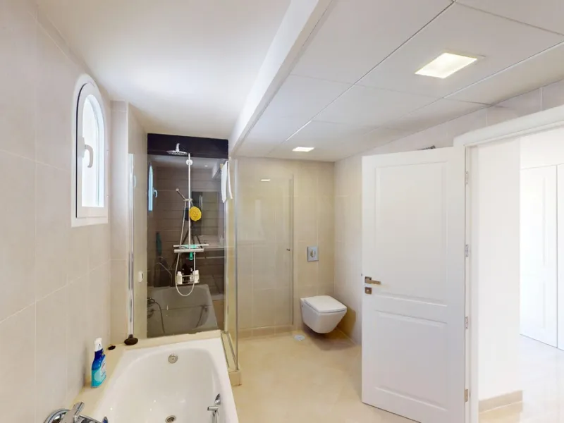 This contemporary penthouse in Mijas, Málaga, offers a harmonious blend of comfort and style. It is located directly on a golf course and offers an impressive view of the sea, so you can enjoy both the tranquillity of the green and the panorama of the coa