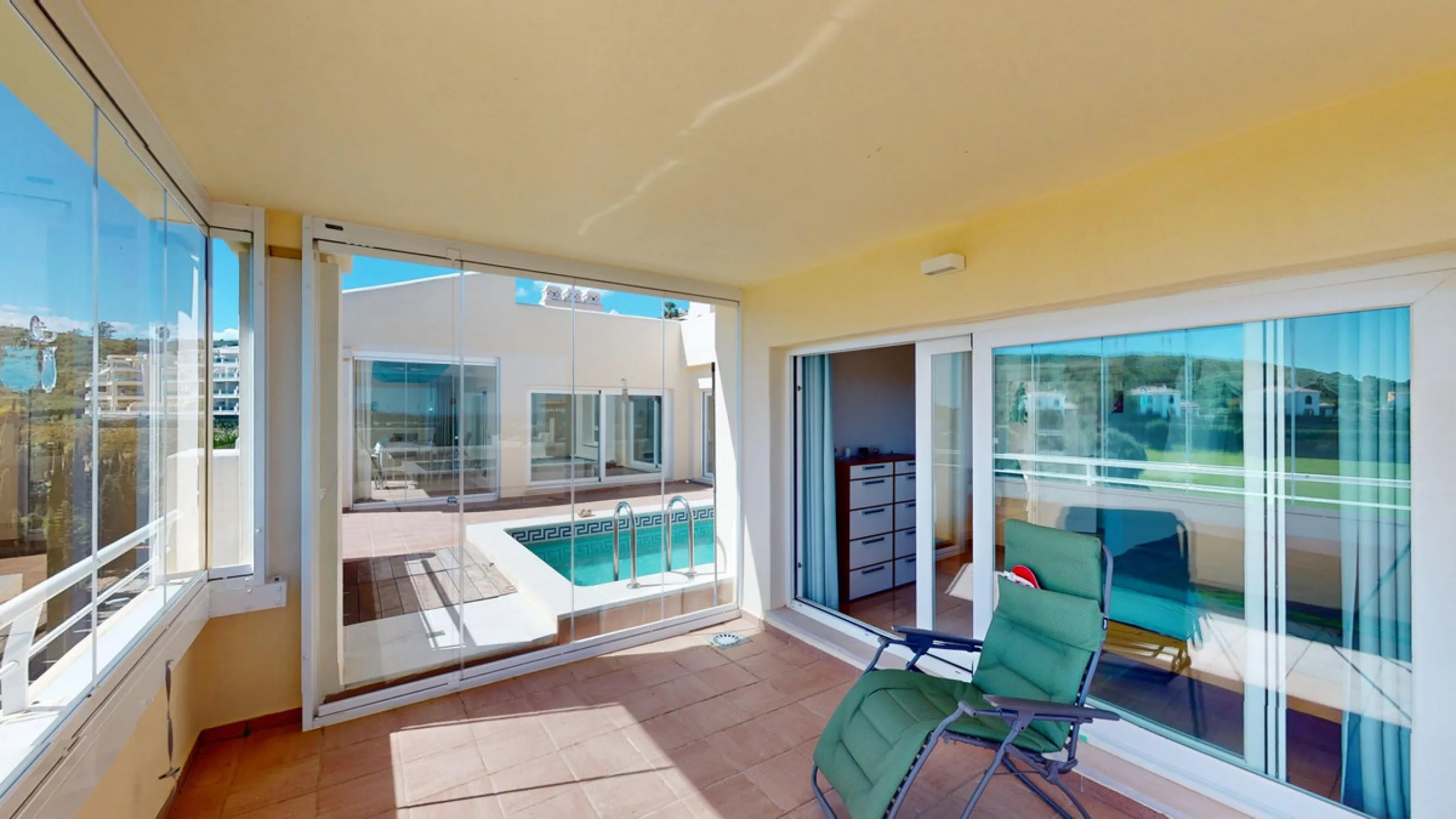 This contemporary penthouse in Mijas, Málaga, offers a harmonious blend of comfort and style. It is located directly on a golf course and offers an impressive view of the sea, so you can enjoy both the tranquillity of the green and the panorama of the coa