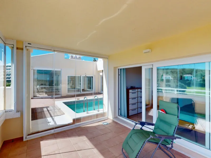 This contemporary penthouse in Mijas, Málaga, offers a harmonious blend of comfort and style. It is located directly on a golf course and offers an impressive view of the sea, so you can enjoy both the tranquillity of the green and the panorama of the coa