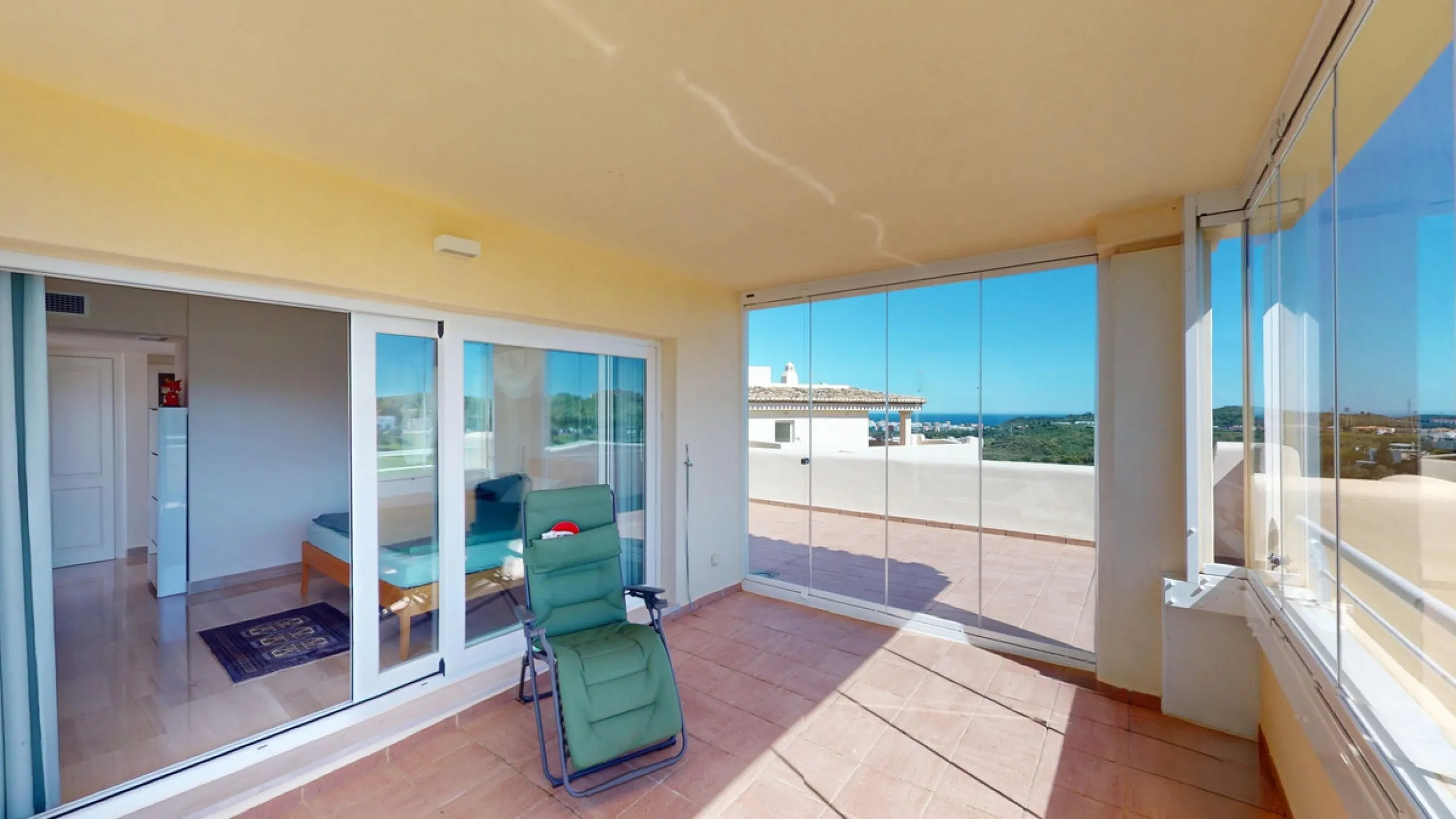 This contemporary penthouse in Mijas, Málaga, offers a harmonious blend of comfort and style. It is located directly on a golf course and offers an impressive view of the sea, so you can enjoy both the tranquillity of the green and the panorama of the coa