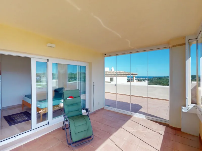 This contemporary penthouse in Mijas, Málaga, offers a harmonious blend of comfort and style. It is located directly on a golf course and offers an impressive view of the sea, so you can enjoy both the tranquillity of the green and the panorama of the coa