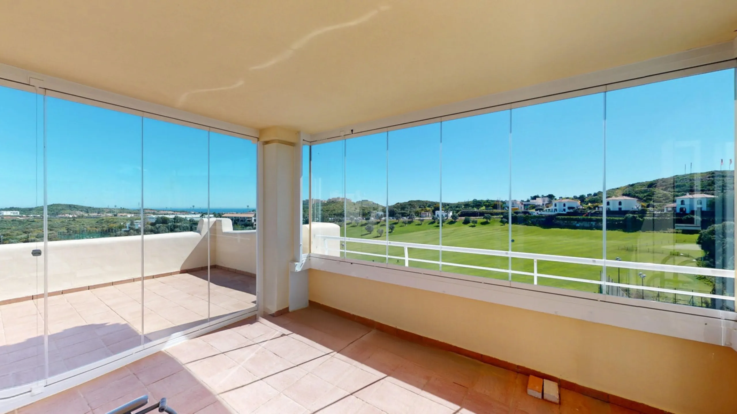 This contemporary penthouse in Mijas, Málaga, offers a harmonious blend of comfort and style. It is located directly on a golf course and offers an impressive view of the sea, so you can enjoy both the tranquillity of the green and the panorama of the coa