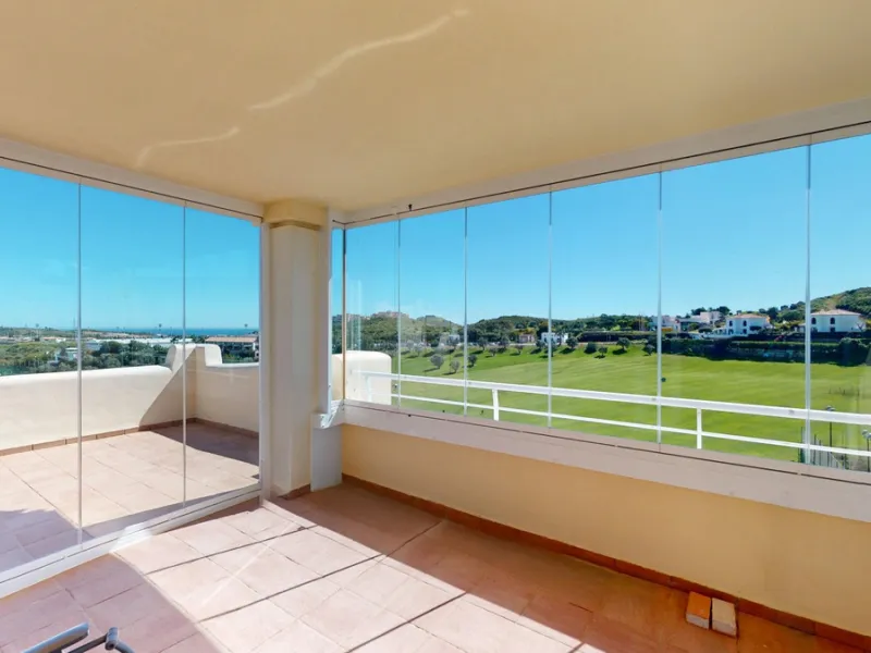 This contemporary penthouse in Mijas, Málaga, offers a harmonious blend of comfort and style. It is located directly on a golf course and offers an impressive view of the sea, so you can enjoy both the tranquillity of the green and the panorama of the coa