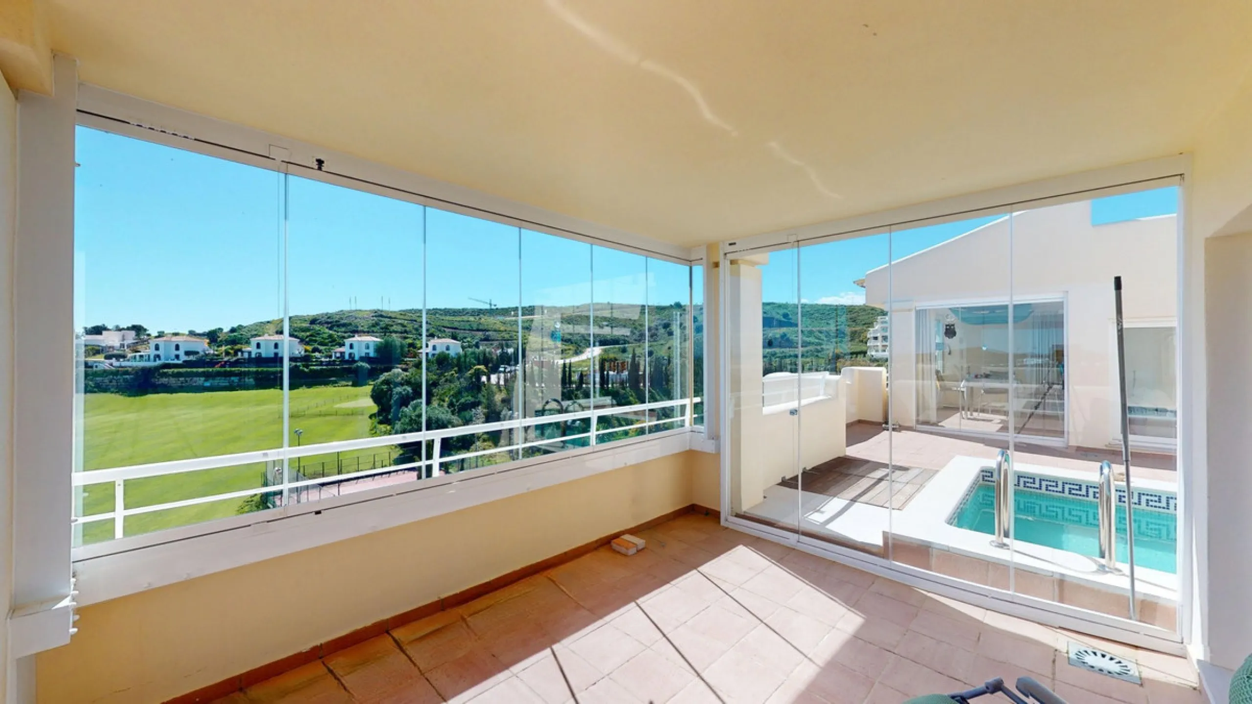 This contemporary penthouse in Mijas, Málaga, offers a harmonious blend of comfort and style. It is located directly on a golf course and offers an impressive view of the sea, so you can enjoy both the tranquillity of the green and the panorama of the coa
