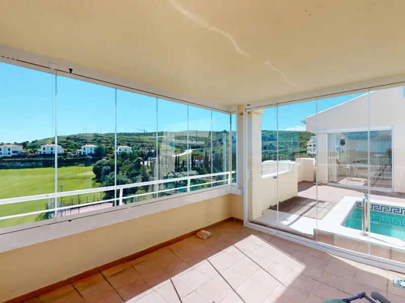 This contemporary penthouse in Mijas, Málaga, offers a harmonious blend of comfort and style. It is located directly on a golf course and offers an impressive view of the sea, so you can enjoy both the tranquillity of the green and the panorama of the coa