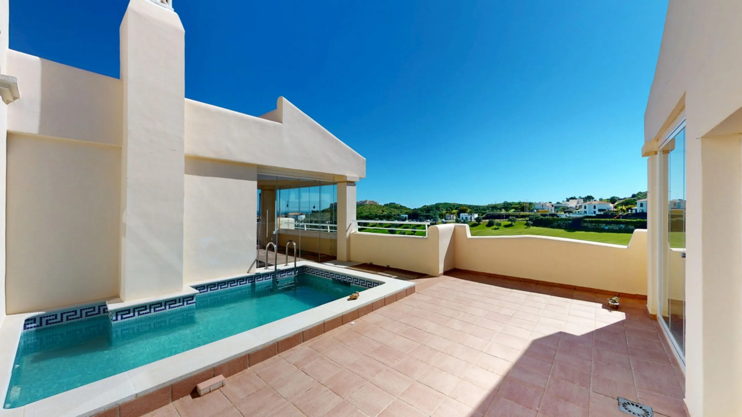 This contemporary penthouse in Mijas, Málaga, offers a harmonious blend of comfort and style. It is located directly on a golf course and offers an impressive view of the sea, so you can enjoy both the tranquillity of the green and the panorama of the coa