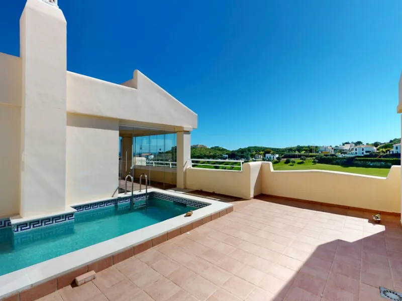 This contemporary penthouse in Mijas, Málaga, offers a harmonious blend of comfort and style. It is located directly on a golf course and offers an impressive view of the sea, so you can enjoy both the tranquillity of the green and the panorama of the coa