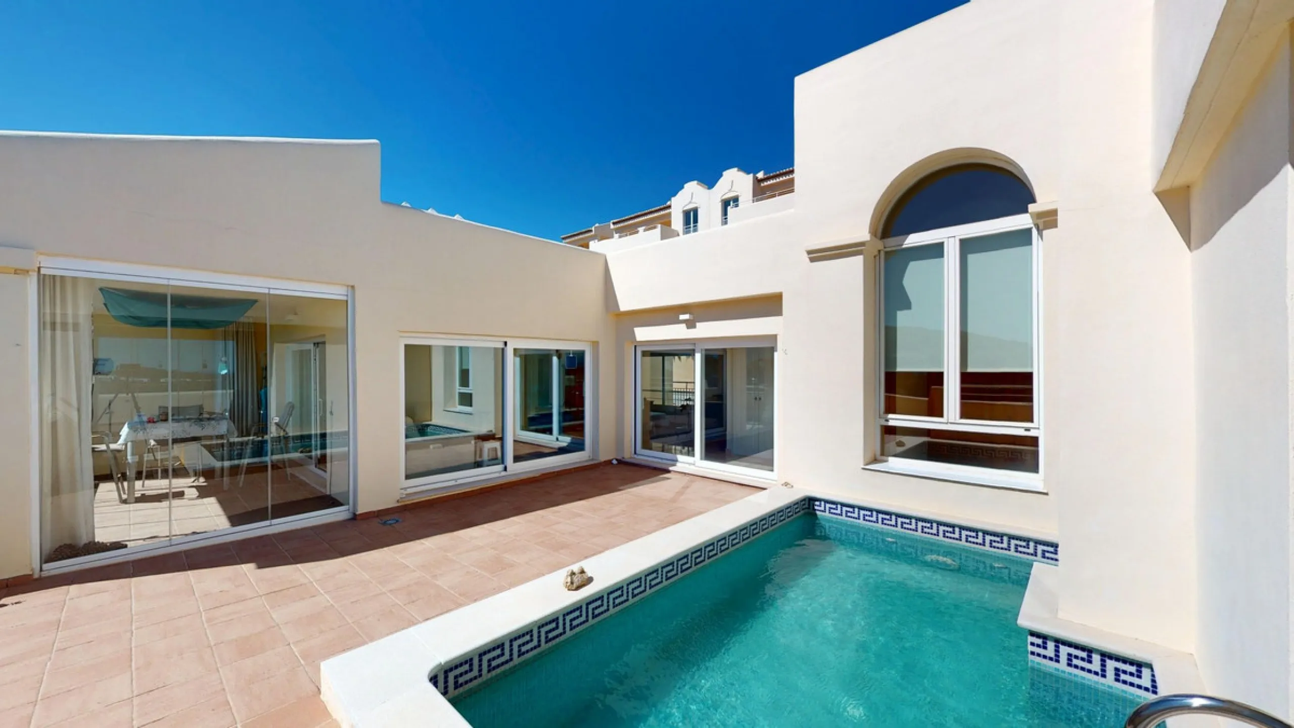 This contemporary penthouse in Mijas, Málaga, offers a harmonious blend of comfort and style. It is located directly on a golf course and offers an impressive view of the sea, so you can enjoy both the tranquillity of the green and the panorama of the coa