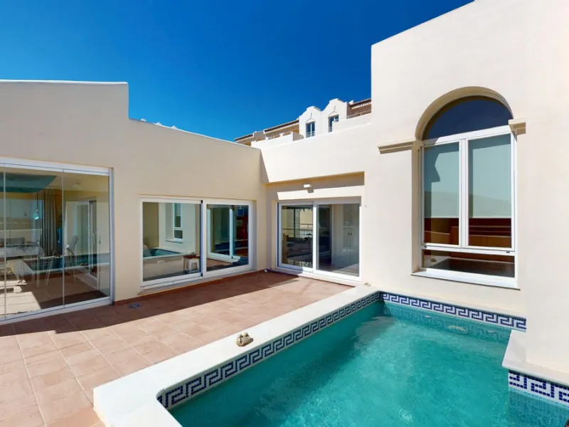 This contemporary penthouse in Mijas, Málaga, offers a harmonious blend of comfort and style. It is located directly on a golf course and offers an impressive view of the sea, so you can enjoy both the tranquillity of the green and the panorama of the coa