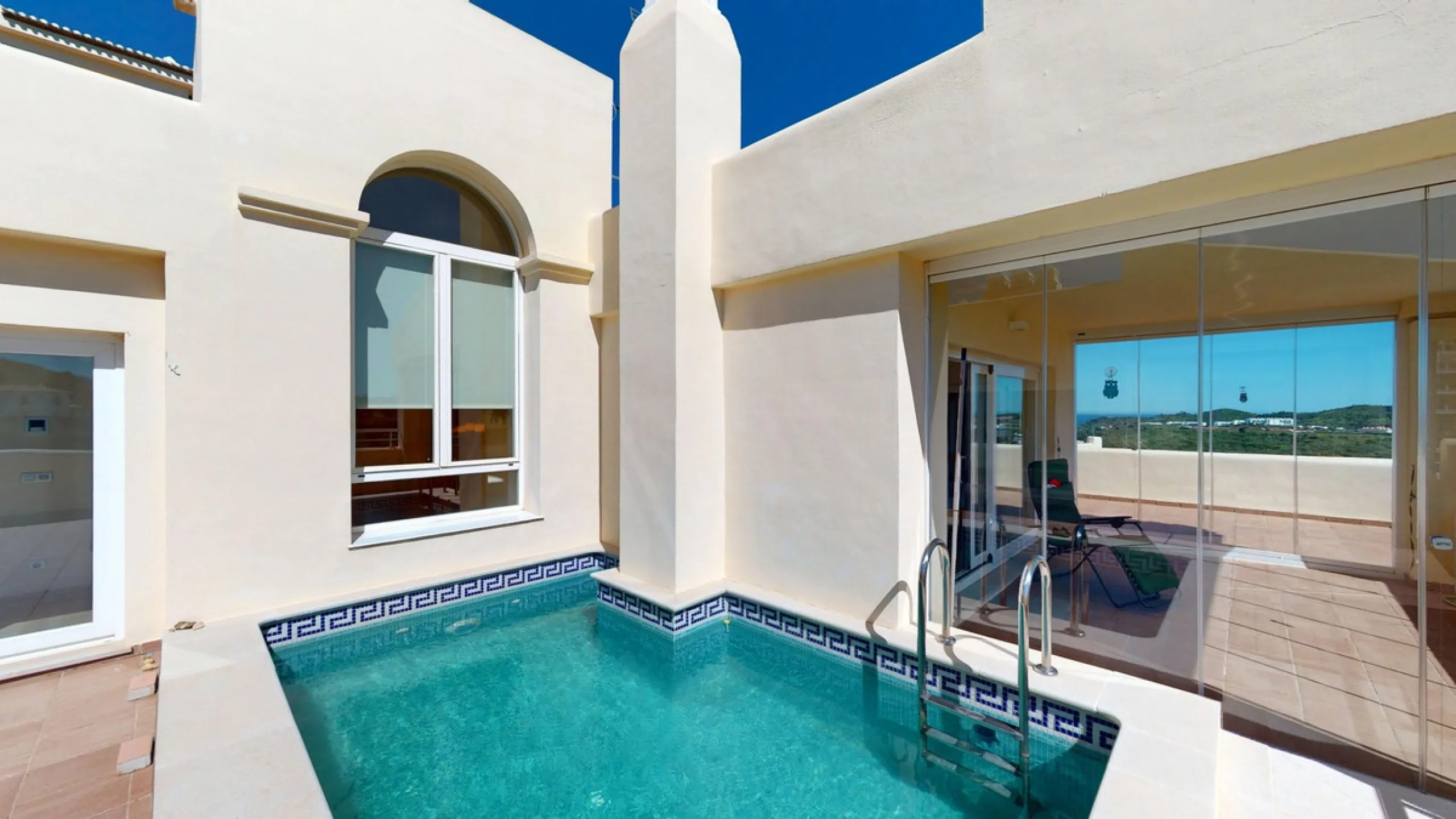 This contemporary penthouse in Mijas, Málaga, offers a harmonious blend of comfort and style. It is located directly on a golf course and offers an impressive view of the sea, so you can enjoy both the tranquillity of the green and the panorama of the coa