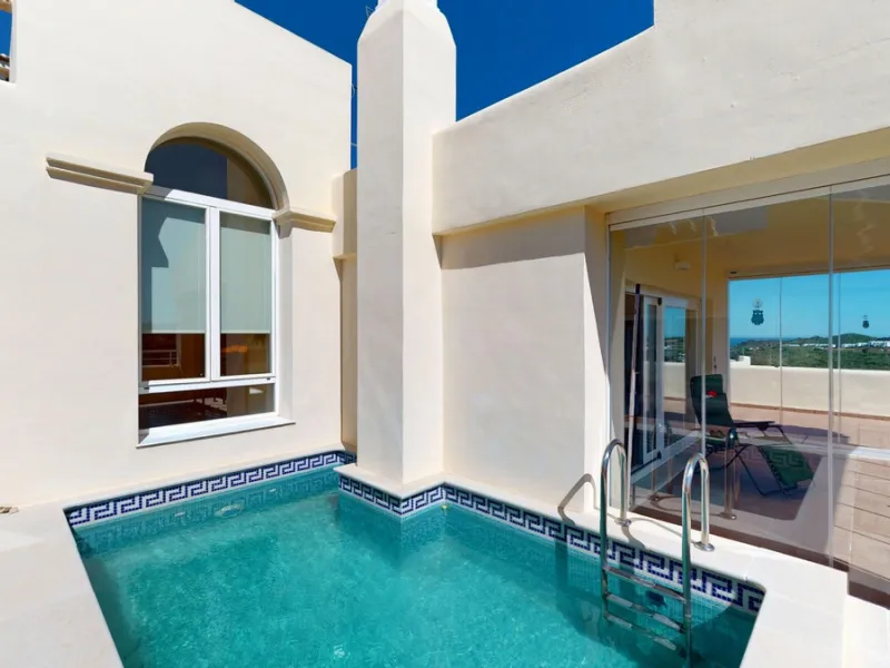 This contemporary penthouse in Mijas, Málaga, offers a harmonious blend of comfort and style. It is located directly on a golf course and offers an impressive view of the sea, so you can enjoy both the tranquillity of the green and the panorama of the coa