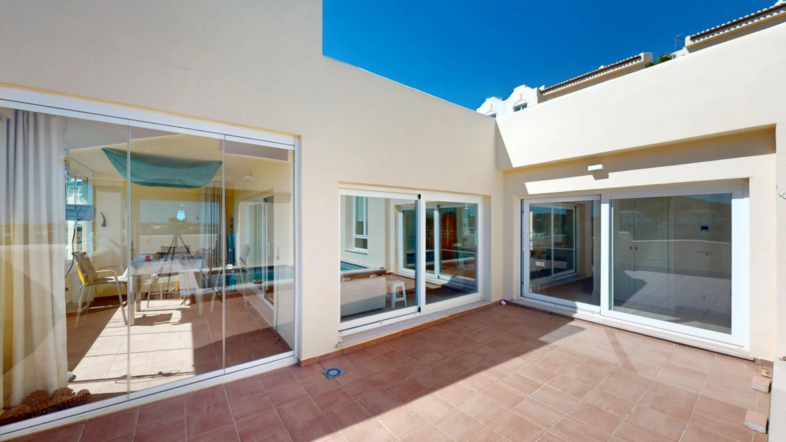 This contemporary penthouse in Mijas, Málaga, offers a harmonious blend of comfort and style. It is located directly on a golf course and offers an impressive view of the sea, so you can enjoy both the tranquillity of the green and the panorama of the coa